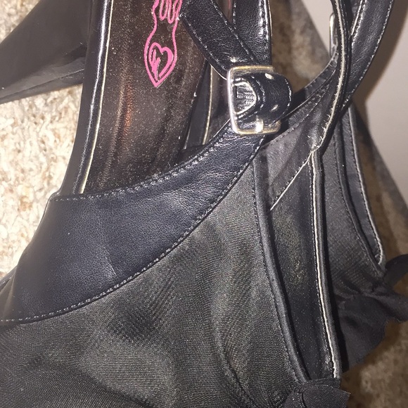 Torrid Ruffel Heels - Picture 2 of 4